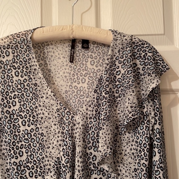 Skye’s the limit V Neck Top with Cascading Ruffle Size Large - Picture 6 of 9